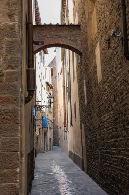 Antik Duvarları ve Kemerleri olan Dar Sokak ve İtalya 'da antik bir lamba direği.