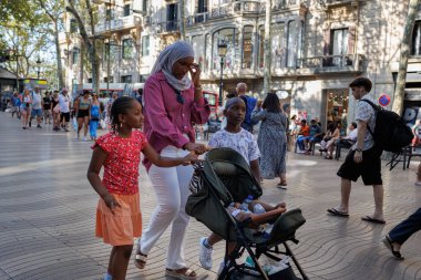 İspanya Barselona 'nın Ana Rambla' sında Yürüyen İnsanlar.