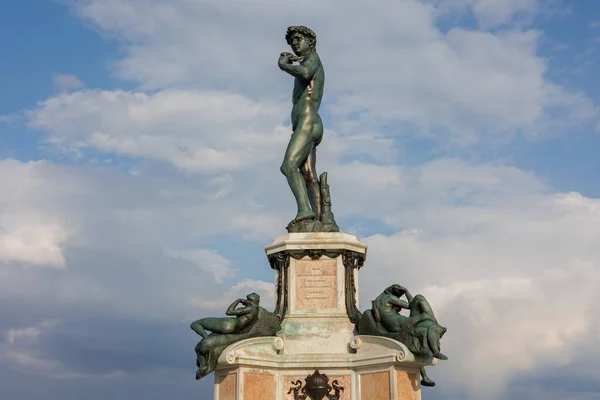 Αντίγραφο Του Αγάλματος Του Δαβίδ Του Μιχαήλ Άγγελου Στην Πλατεία — Φωτογραφία Αρχείου