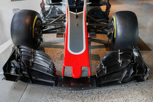 意大利竞争汽车的碳气鼻 前翼和前轮 — 图库照片