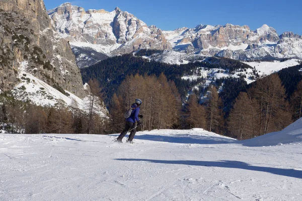 Skieurs Alpins Descendant Une Belle Pente Enneigée Une Vue Sur — Photo