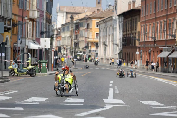 Grupo Atletas Com Suas Bicicletas Especiais Uma Pista Cidade Uma — Fotografia de Stock