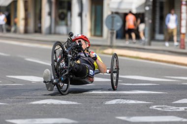 Bir yarış sırasında özel bisikletiyle şehir yolunda bir sporcu..