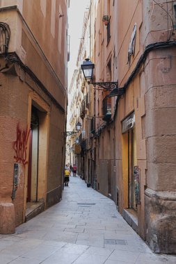 Carrer de Raurich, Barcelona 'da Ramblas yakınlarında Yürüyen İnsanlar, İspanya.