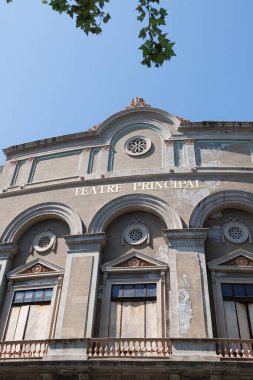 Tiyatro Müdürü, Barcelona 'nın en eski tiyatrosu, başlangıçta La Rambla, İspanya' nın ünlü caddesinde bulunan Santa Cruz Tiyatrosu olarak adlandırıldı..