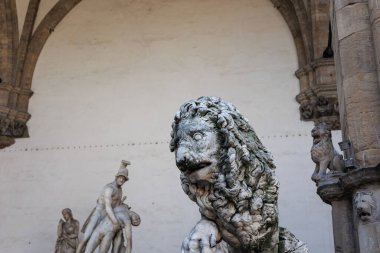 Loggia della Signoria 'daki Aslan Heykeli Floransa' daki Piazza della Signoria, İtalya.