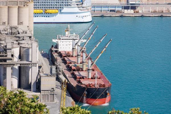 Statek Przemysłowy Czterema Dużymi Dźwigami Zacumowany Porcie — Zdjęcie stockowe