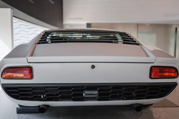 White Lamborghini Miura รถค ณภาพคลาสส นเทจอ ตาล มมองด านหล — ภาพถ่ายสต็อก