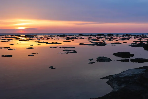 Solnedgång Reflekterad Havet Som Spegel Med Stenar Som Framträder Vattenytan — Stockfoto