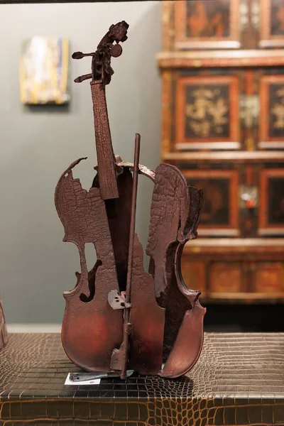 Violino Quebrado Dividido Dois Topo Gabinete — Fotografia de Stock