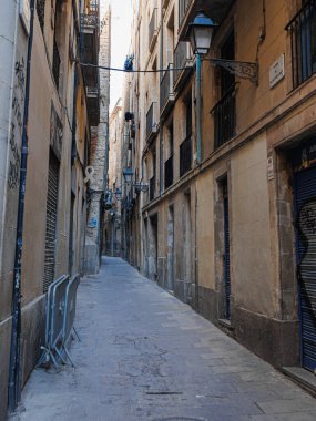 Carrer de Salomo ben Adret, Tipik Narrow Barcelona Caddesi Antika Lamppost, İspanya.