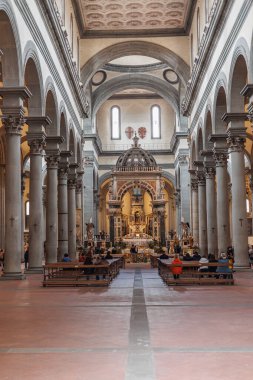 İtalya, Floransa 'daki Santo Spirito Kilisesi Bazilikası' nın içinde..