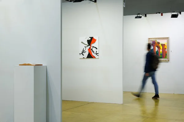 Homem Caminhando Admirando Pinturas Uma Galeria Arte Moderna — Fotografia de Stock