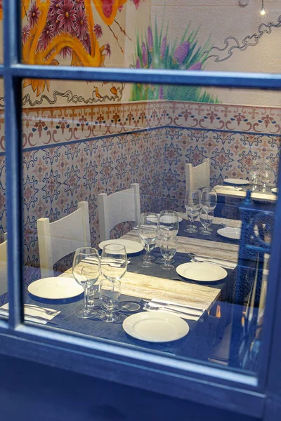 Renkli Seramiklerle Süslenmiş Duvarları Olan Küçük Bir Restoranda Tablolar Ayarlandı — Stok fotoğraf
