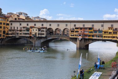 İtalya 'nın Floransa kentinde güneşli bir bahar gününde kalabalık Ponte Vecchio manzarası.