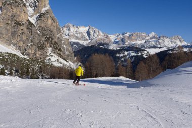 Alp Kayakçıları Güzel Karlı bir yamaçtan iniyor ve İtalyan Alpleri Dolomitleri Dağları 'nın karla kaplı manzarası var..