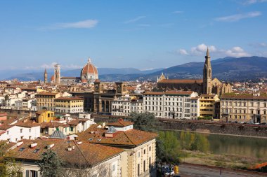 İtalya, Piazzale Michelangelo 'nun yukarısından Floransa' nın gündüz manzarası.