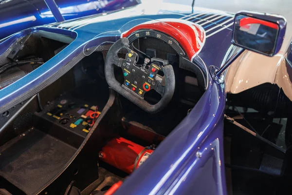 안전벨트를 물레방아의 단발의 경쟁용 자동차의 — 스톡 사진