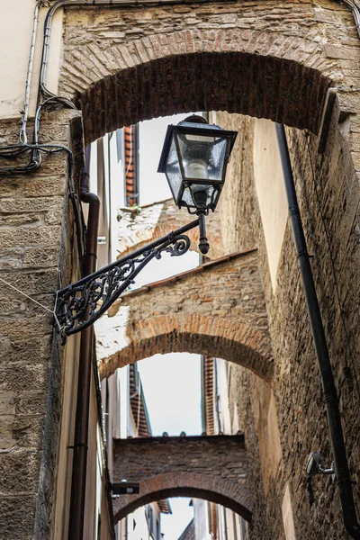 Poste Lámpara Antiguo Una Calle Estrecha Con Paredes Arcos Antiguos —  Fotos de Stock