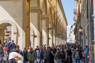 İnsanlar ve turistler Floransa 'nın ana caddelerinde gündüz yürüyorlar, İtalya.