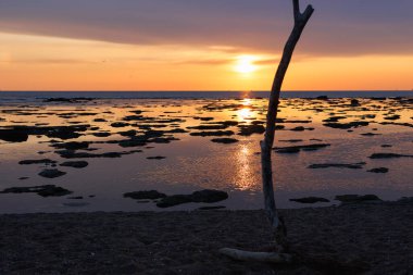 Günbatımı Denizde Yansıdı Su yüzeyinde yükselen kayalıklardaki aynalar gibi.