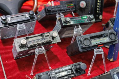 Eski Araba Ses Stereo Oyuncuları Müzik Kasetleri Sergileniyor.