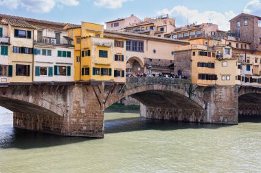 İtalya 'nın Floransa kentinde güneşli bir bahar gününde kalabalık Ponte Vecchio manzarası.