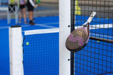 Padel Raket Dış Yapı Strung Oyun Alanı ve Oyuncular Çevreleme Arkaplanda.