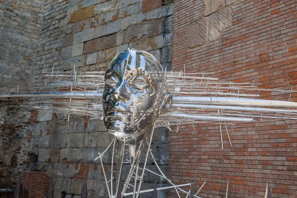 若尔达 迪埃斯 费尔南德斯在巴塞罗那的一个公共场所展出的当代水平头像雕塑 — 图库照片