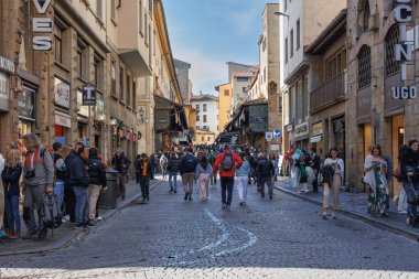 İnsanlar ve turistler Floransa 'nın ana caddelerinde gündüz yürüyorlar, İtalya.