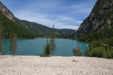 İtalya 'nın Alp Dağları' nda Braies Gölü