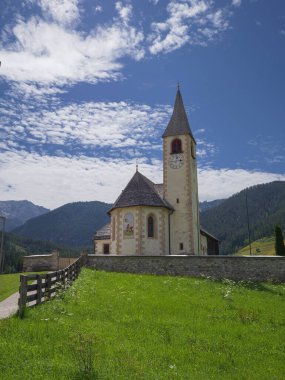 Kilisenin geçmişi 16. yüzyıldan kalma St. Vitus, St. Veit in the Village of Braies (Prags) in South Tyrol, Bolzano - İtalya.