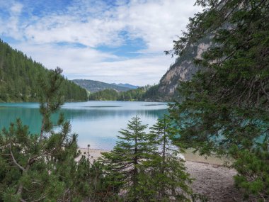 İtalya 'nın Alp Dağları' nda Braies Gölü.