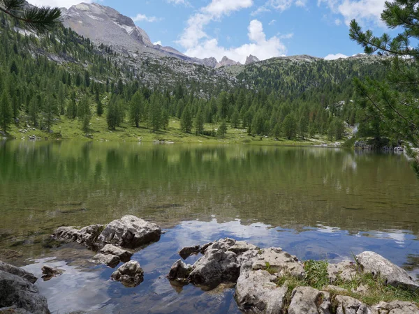 Jezioro Vert Pobliżu Chaty Lavarella Zieleni Fanes Sennes Park Przyrody — Zdjęcie stockowe
