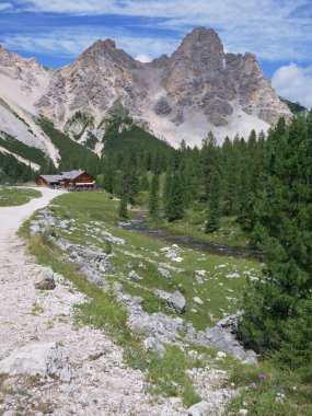 İtalya 'nın Alp Dağları' ndaki Fanes-Senes-Braies Doğal Parkı 'ndaki Manzara ve Dağlar.