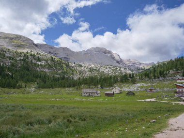İtalya 'nın Alp Dağları' ndaki Fanes-Senes-Braies Doğal Parkı 'ndaki Manzara ve Dağlar.