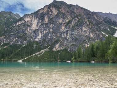 İtalya 'nın Alp Dağları' nda Braies Gölü.
