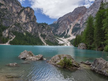 İtalya 'nın Alp Dağları' nda Braies Gölü.