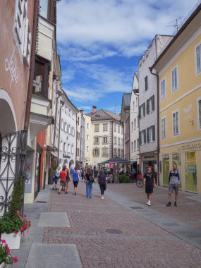 Brunico, İtalya 'daki Sokaklar, İnsanlar ve Binalar.