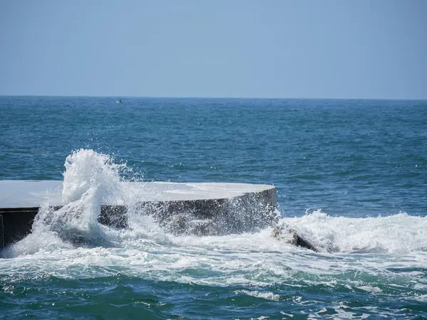 Волны Разбиваются Платформе Моря Вид Снизу — стоковое фото