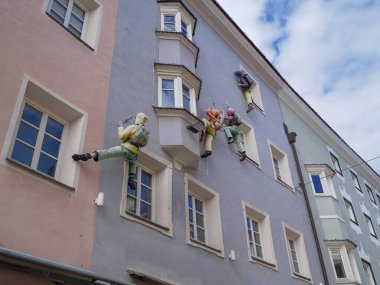 Pencereli Binanın Yüzü Boyunca Sahte Tırmanışçılar, Dağcılar.