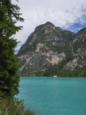 İtalya 'nın Alp Dağları' nda Braies Gölü.