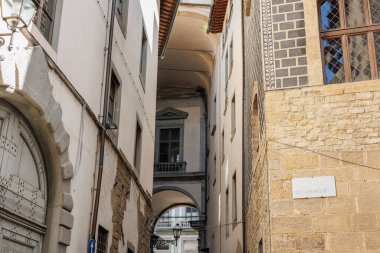 Antik Duvarları ve Kemerleri olan Dar Sokak ve İtalya 'da antik bir lamba direği.