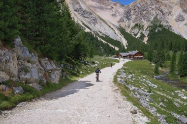 İtalya 'nın Alplerin Yolu' ndaki Dağ Toprakları yolunda bisiklete binen bir turist..