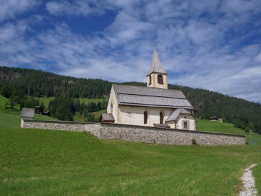 Kilisenin geçmişi 16. yüzyıldan kalma St. Vitus, St. Veit in the Village of Braies (Prags) in South Tyrol, Bolzano - İtalya.
