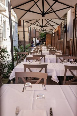 İtalya, Parma 'da bir sokakta küçük masalar kuruldu..