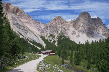 İtalya 'nın Alp Dağları' ndaki Fanes-Senes-Braies Doğal Parkı 'ndaki Manzara ve Dağlar.