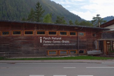 İtalya 'nın Alp Dağları' ndaki San Vigilio Marebbe 'deki Fanes-Senes-Braies Doğal Parkı girişi..