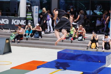 Lastik paspaslarla Parkour 'un disiplininde eğitim gören çocuk düşüşleri hafifletiyor..