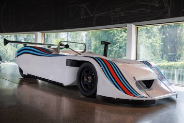 İtalyan Lancia Yarışma Arabası LC1 1980 'lerde Dünya Spor Prototip Şampiyonası' nda yarışmak için üretildi..